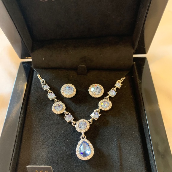 Givenchy
Silver-Tone Crystal Earrings & Necklace - Picture 3 of 9